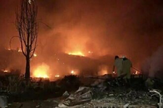 दिल्ली के तुगलकाबाद में भीषण आग से 1500 झुग्गियां जलकर राख, सैकड़ों लोग बेघर