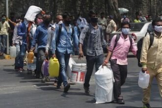 लॉकडाउन में ढील पर स्वास्थ्य विशेषज्ञों की चेतावनी, कहा- बाढ़ के लिए द्वार खोल दिए