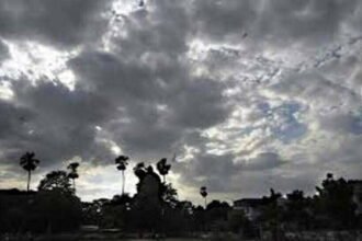 झुलसाने वाली गर्मी से राहत, बौछारों ने गिराई तापमान की सेहत