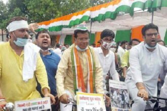 Congress demonstrations on petrol and diesel, PCC president drove bicycle