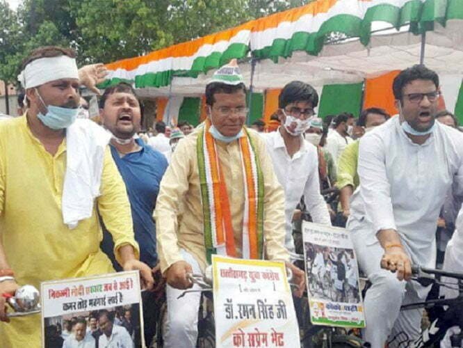 Congress demonstrations on petrol and diesel, PCC president drove bicycle