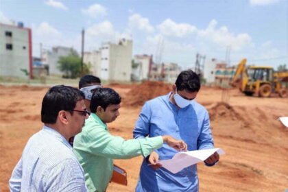 Construction of Khursipar Indoor Stadium: Mayor Devendra Yadav inspected officers of PWD