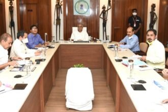 CM Baghel reviewed the work of the Energy Department, said - get the migrant workers of Chhattisgarh work in the power companies