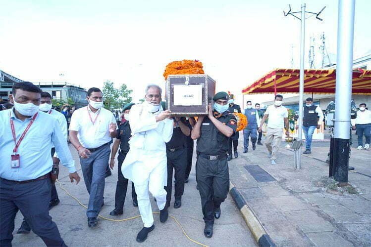 Chief Minister Bhupesh Baghel gave the body to the mortal remains of the brave martyr Ganesh Ram Kujam of Chhattisgarh: a check of Rs 20 lakh ex-gratia handed over to father