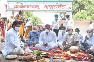 Mayor and Bhilai Nagar MLA Devendra Yadav did Bhoomipujan of the main road in front of Vande Mataram Apartment