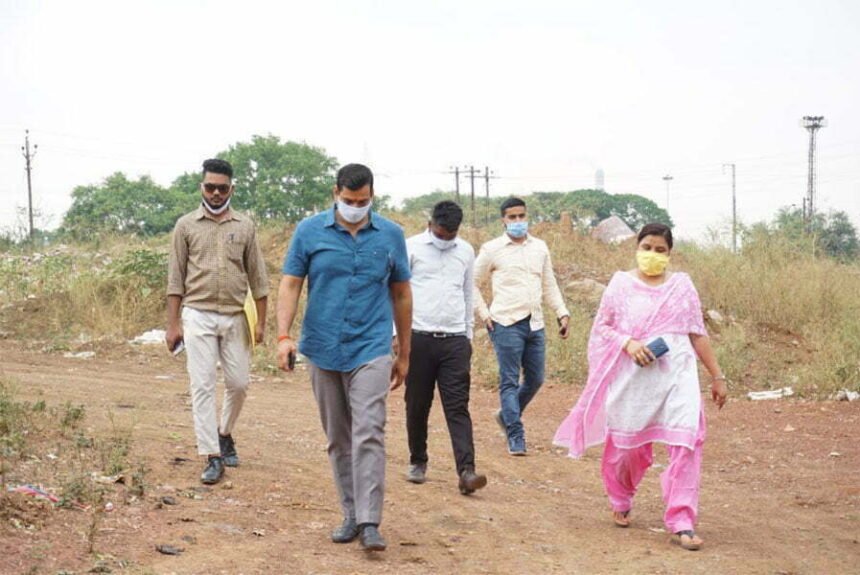 Breaking News: The new building of Khursipar Naveen College to be built at a cost of four and a half crores, the Mayor inspected the proposed site
