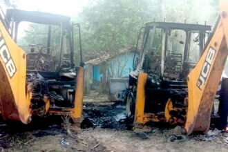Naxalites set fire to 6 vehicles engaged in road construction