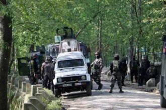 जम्मू-कश्मीर के अनंतनाग में सुरक्षाबलों और आतंकियों के बीच मुठभेड़, तीन से चार आतंकी घिरे