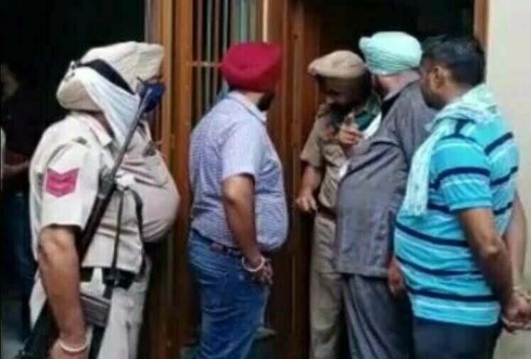 एक परिवार के पांच सदस्यों की हत्या, 20 दिन पहले जेल में हुई थी पत्नी की मौत