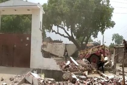 कुख्यात अपराधी विकास दुबे के किलेनुमा घर पर चली जेसीबी, कानपुर प्रशासन ने की कार्रवाई
