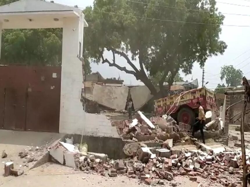 कुख्यात अपराधी विकास दुबे के किलेनुमा घर पर चली जेसीबी, कानपुर प्रशासन ने की कार्रवाई