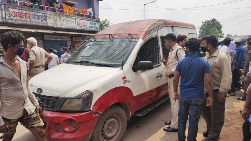 robber of 13 lakh shot at driver and guard of ATM cash van