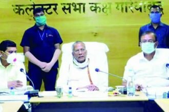 Minister Tamradhwaj Sahu reviewed the works in the district in-charge