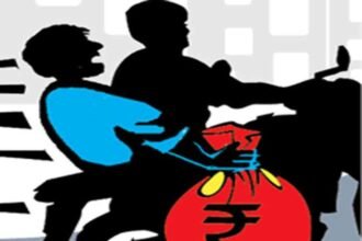 Breaking: 70 lakh rupees were looted in a moment by putting eye chilli powder