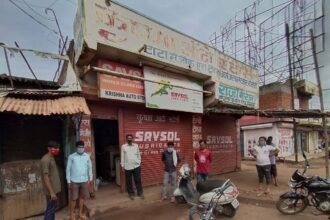 Lock of two shops of auto parts broken