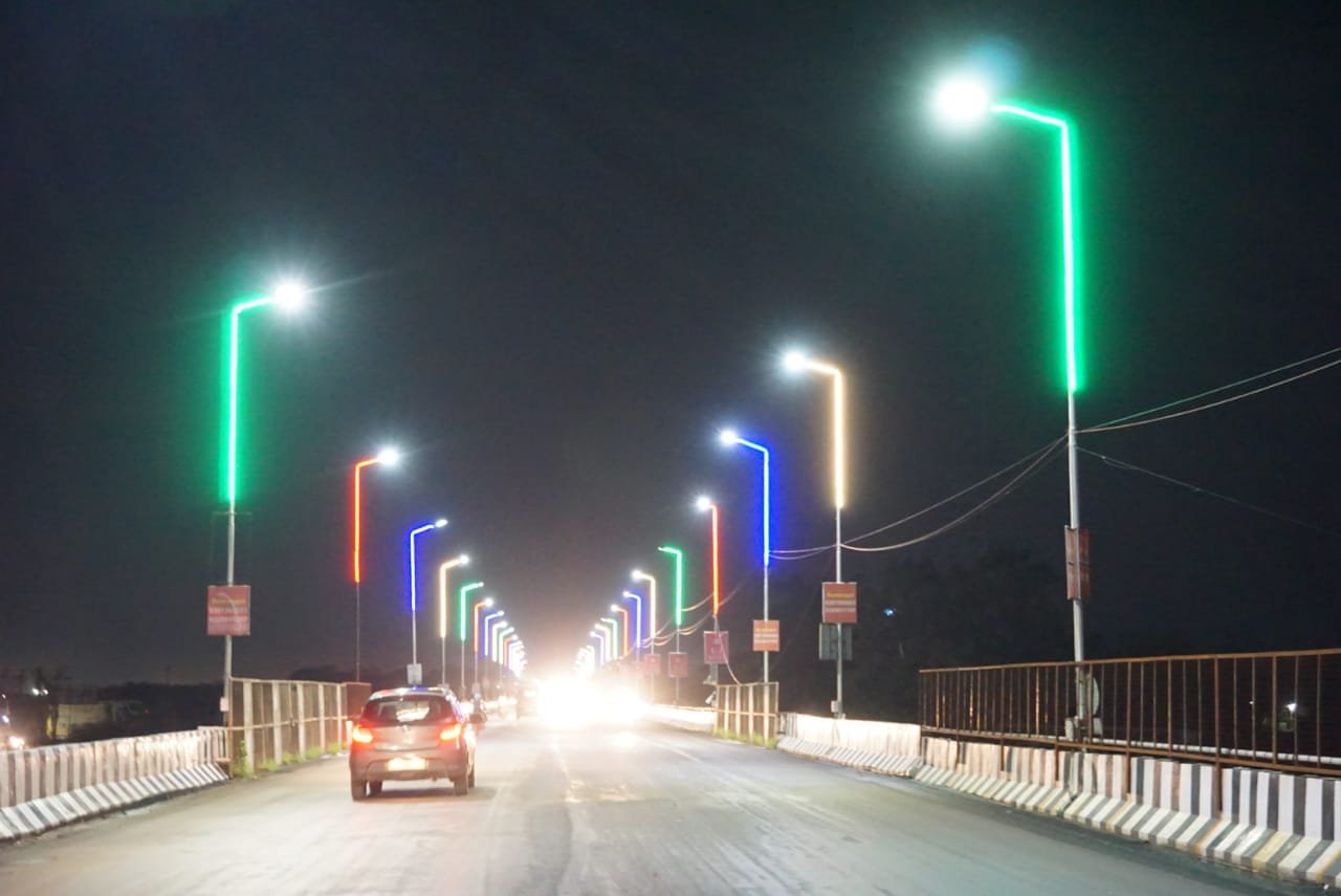 Colorful rope lights visible on the streets of Bhilai: the night lights become colorful