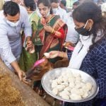 Godhan Nyaya Yojana: Mayor Devendra Yadav blessed cow with flour made of flour, best wishes for Hareli festival