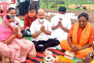 State Congress General Secretary Jitendra Sahu took the bhujan of CC Road construction