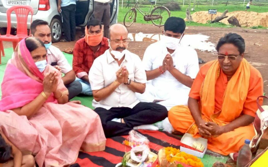 State Congress General Secretary Jitendra Sahu took the bhujan of CC Road construction