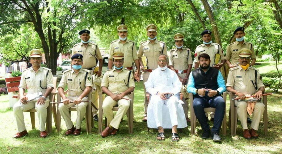 Home Minister Tamradhwaj Sahu honored the Bemetara police team for outstanding work