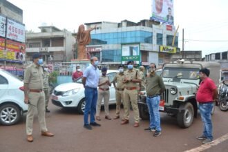 लॉकडाउन पर सख्त प्रशासन: साढ़े तीन घंटे फ्लैग मार्च कर कलेक्टर व एसपी ने देखी व्यवस्था