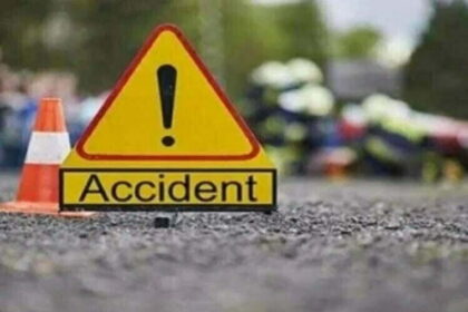हादसा: पेड़ से टकराकर दो टुकड़े हुई कार, तीन की मौत दो घायल