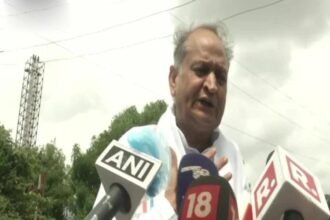 सचिन पायलट पर बरसे सीएम गहलोत, 'वो निकम्मा, नाकारा है, लोगों को लड़वाता है