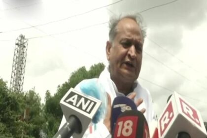 सचिन पायलट पर बरसे सीएम गहलोत, 'वो निकम्मा, नाकारा है, लोगों को लड़वाता है