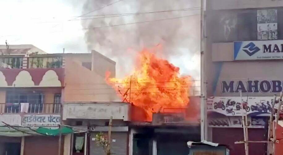 Breaking News: Arson in Laxmi Market Supaela, short circuit in gas stove shop, stampede due to cylinder burst
