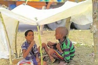 भूख और प्यास से बेहाल 50 हजार के अधिक लोग सड़क किनारे रहने को मजबूर