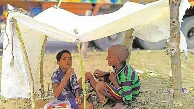 भूख और प्यास से बेहाल 50 हजार के अधिक लोग सड़क किनारे रहने को मजबूर