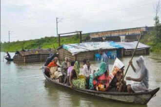 तालाब में बदले 11 जिले, हाईवे पर सोने को मजबूर लोग