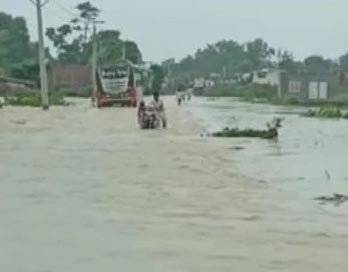 सत्तरघाट के बाद अब सारण प्रमुख बांध टूटा, 500-600 गांवों पर छाया बाढ़ का खतरा