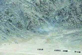 लद्दाख में कदम खींचने को मजबूर हुआ चीन, गलवान घाटी में 2 किमी पीछे हटे चीनी सैनिक, स्ट्रक्चर भी उखाड़े