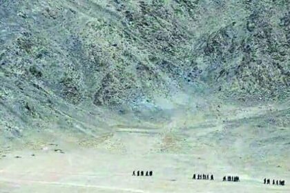 लद्दाख में कदम खींचने को मजबूर हुआ चीन, गलवान घाटी में 2 किमी पीछे हटे चीनी सैनिक, स्ट्रक्चर भी उखाड़े