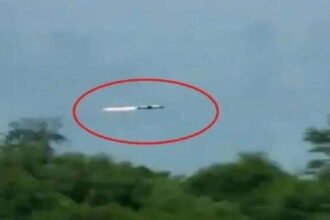 भारत में बनी 'ध्रुवास्त्र' मिसाइल सेना में शामिल, अब सीमा पर टैंक लाने की गलती ना करे दुश्मन Download Amar Ujala App for Breaking News in Hindi & Live Updates. https://www.amarujala.com/channels/downloads?tm_source=text_share