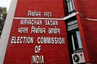 कोरोना के बीच चुनाव आयोग का बड़ा फैसला, कोविड-19 मरीजों और बुजुर्गों को मिलेगी बैलेट पेपर की सुविधा