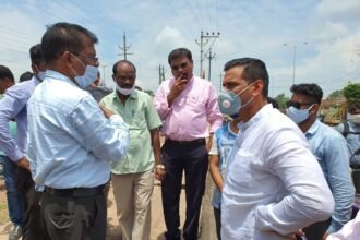 Mayor Devendra Yadav inspects Canal Road
