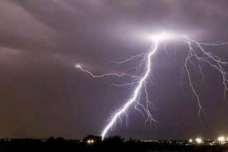 आकाशीय बिजली गिरने से 12 की मौत, दर्जनों झुलसे