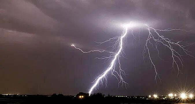 आकाशीय बिजली गिरने से 12 की मौत, दर्जनों झुलसे