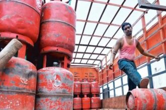 महंगाई की एक और मार: एलपीजी सिलेंडर के दामों में 100 रुपये से अधिक का इजाफा
