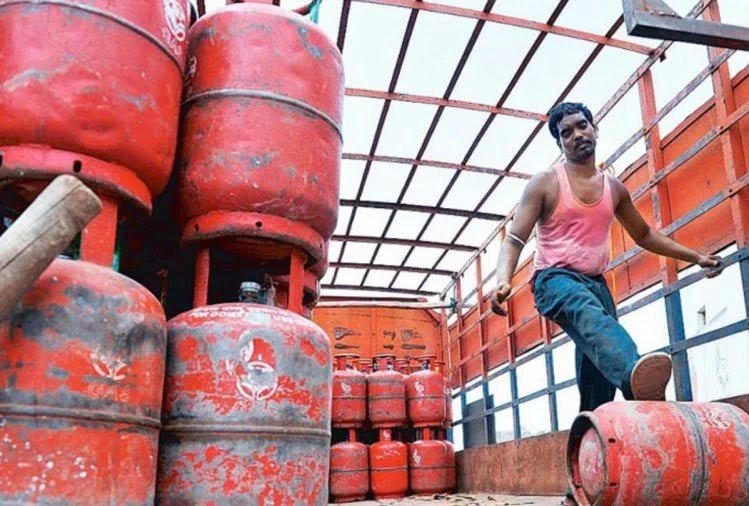 महंगाई की एक और मार: एलपीजी सिलेंडर के दामों में 100 रुपये से अधिक का इजाफा