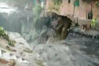 आफत बनकर बरसी बारिश, वीडियो में देखिए कैसे कच्चे मकान को बहा ले गया नाला