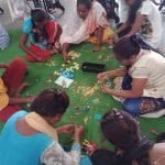 रक्षाबंधन के लिए समूह की महिलाएं बना रहीं वैदिक राखियाँ, कंगन और झुमके