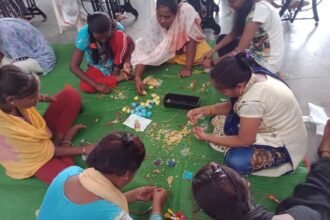 रक्षाबंधन के लिए समूह की महिलाएं बना रहीं वैदिक राखियाँ, कंगन और झुमके