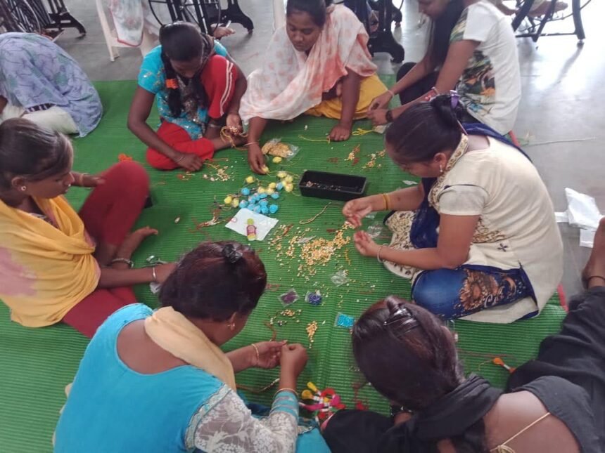 रक्षाबंधन के लिए समूह की महिलाएं बना रहीं वैदिक राखियाँ, कंगन और झुमके