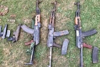 उरी में बरामद किए गए पाकिस्तान के बने पिस्तौल और गोला बारूद