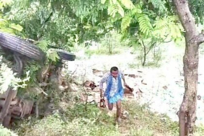 Liquor-laden truck overturns: Lottery of people