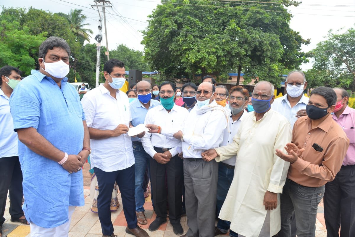 Sahu Mitra Sabha gave 61 thousand rupees in Chief Minister Relief Fund…. Check handed over to Mayor Devendra Yadav