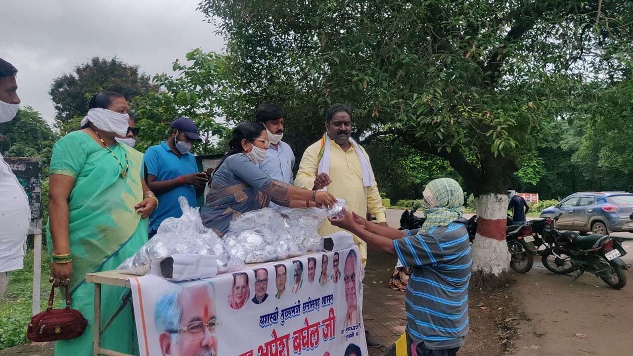 Distributed fruits to the patients of Shastri Hospital, food to the poor…. Bhilai City District Congress celebrated CM Bhupesh Baghel's birthday in this way